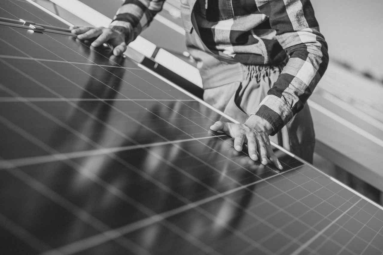 Instalação de placas solares pela equipe da Noroeste Solar