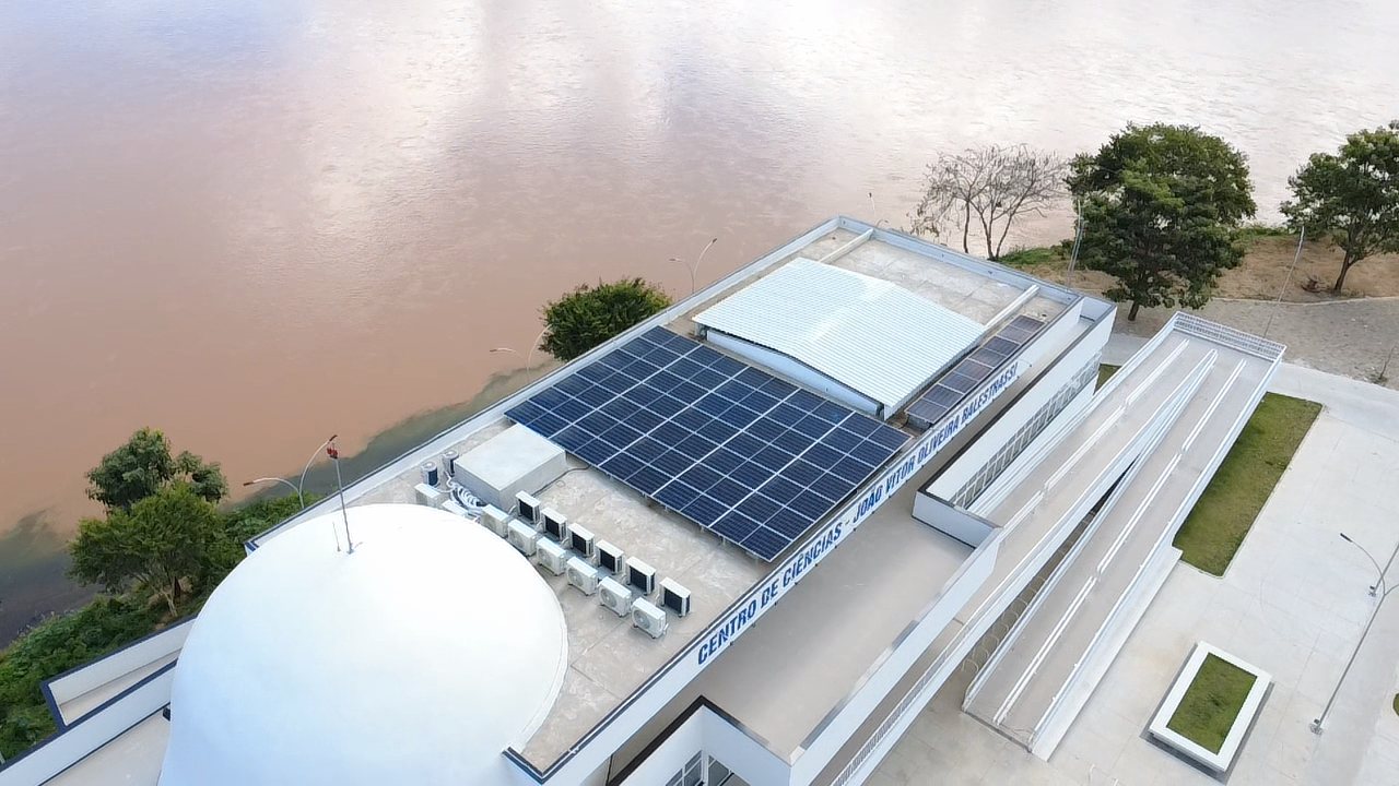 Vista aérea das placas solares no telhado do Centro de Ciências de Colatina, às margens do Rio Doce
