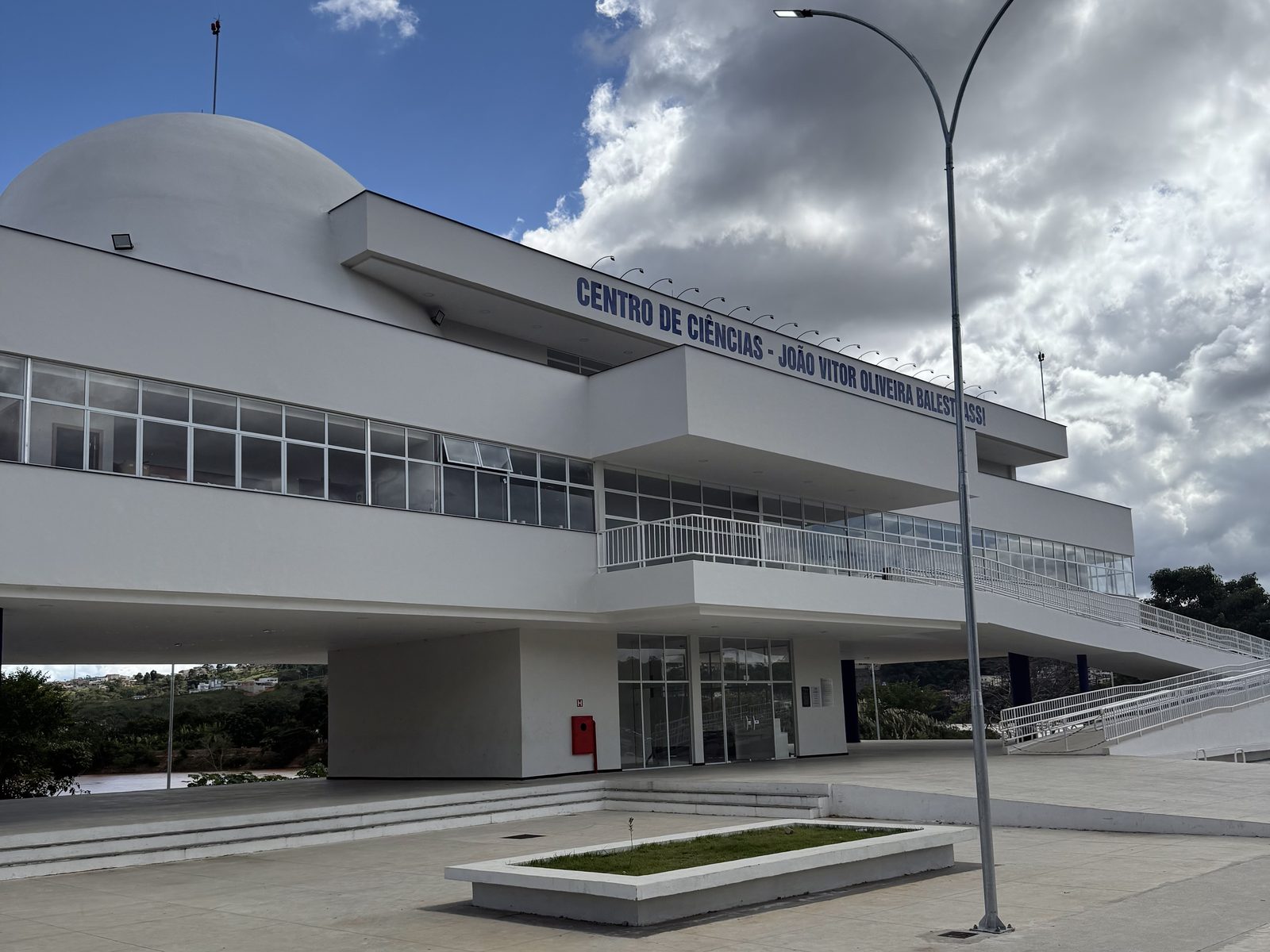Fachada do Centro de Ciências de Colatina, com a cúpula do planetário