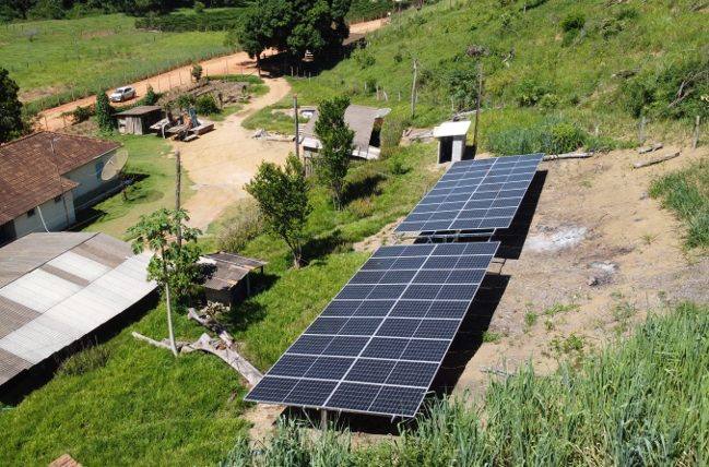 Sistema solar em telhado industrial
