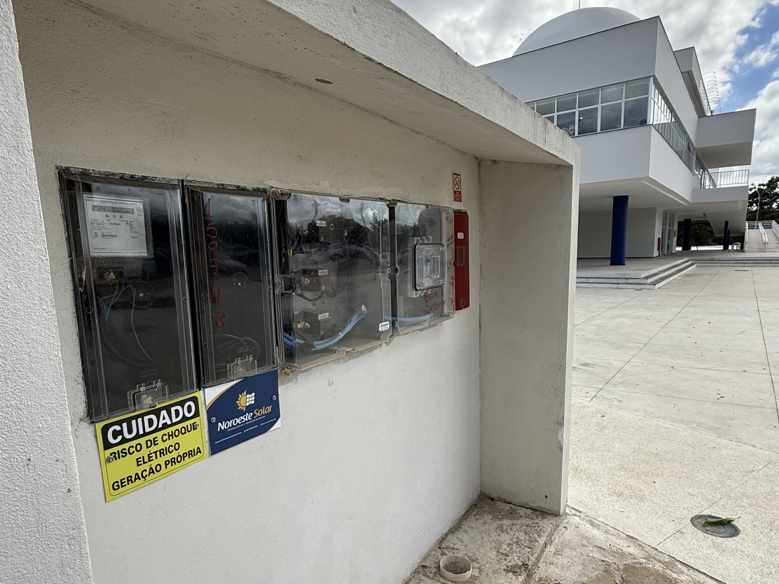 Quadro de medição com placa de geração própria da Noroeste Solar no Centro de Ciências de Colatina